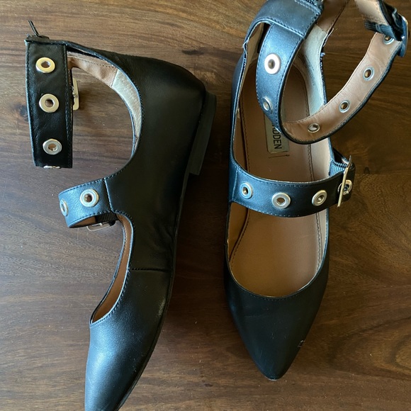 Edgy Steve Madden Ballet Flat with ankle straps Size 7 - Picture 2 of 2